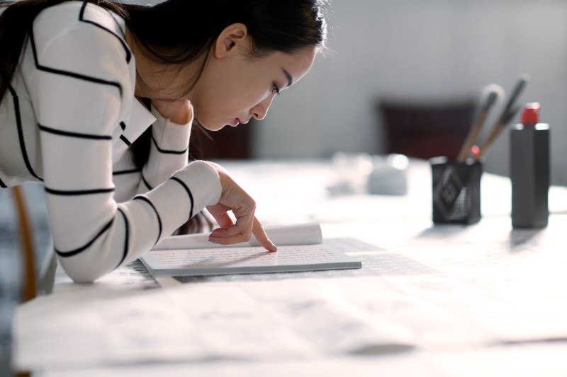 Image - Woman reading- 800px